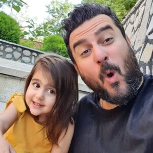 Mohsen Kiaei Instagram - مسخره بازیِ پدر دختری 🥴🥴😉🌹❤
