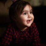 Mohsen Kiaei Instagram - دختر که باشی زود میرنجی ،زود میبخشی ،زود می گریی،زود میخندی ،تو مامور احساس روی زمین هستی،بی تو و بازی گوشیهایت جهان می میرد دختر جان‌. ۷ اردیبهشت ،باورم نمیشه یک سال شد ،بابا جون تولدت مبارک ،🌹🌹🌹🌹 عکس عمو میلادش🎂🎂🎂🎂🎂🎂🍰🍰🍰🍭🍭🍭🍭