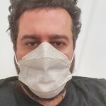 Mohsen Kiaei Instagram - سلام به همه دوستان ،رفقا ،مردم عزیز ،اقوام و همکاران عزیزم که توی این چند روز جویای احوالم بودن ،خدارو شکر به لطف دوستان و پزشکان محترم در بیمارستان نیکان ،خانوم محمدی ،دکتر طبرسی دکتر سروش و همه کادر درمان از بیمارستان مرخص شدم و ادامه کار درمانم در خونه انجام میشه ،خوشحالم از داشتن تک تکتون ،به امید روزی که همه ایرانیان عزیز واکسن بزنن و این کمترین حق همه ماست ،درد بدیست امیدوارم گرفتارش نشید .
