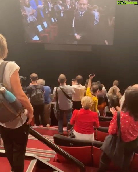 Mohsen Tanabande Instagram - . اينم يه ويدئو اختصاصي از تشويق بي وقفه تماشاگران بعد از اولين نمايش فيلم (قهرمان) به كارگرداني آقاي فرهادي در فستيوال كن 🌹🌹🌹🌹🌹