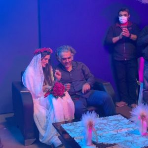 Mohsen Tanabande Instagram - .
پايان يه روز كاري
شروع يه زندگي نو
يه عقد ساده ميان دو همكار
سر صحنه فيلمبرداري،به صرف شيريني و چاي
با رعايت همه پروتكلهاي بهداشتي
فقط ٢٠دقيقه طول كشيد🌺🌺