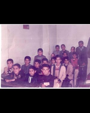 Mohsen Tanabande Instagram - .
اولي از چپ 
سالهاي جنگ ،چهارنفري تو يه نيمكت،
و ژاكت مامان بافت