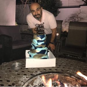 Mohsen Tanabande Instagram - سلام
باز ٢٦فروردين شد و من باز به دنيا اومدم
ممنون از تبريكاتتون🙏🏻🙏🏻😘😘❤️❤️
(عكس از تولد پارسال)