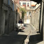 Mohsen Tanabande Instagram - . بيست و شش فروردين پنجاه و چهار تو اون خونه سمت چپيه ته كوچه من به دنيا اومدم همون در كرم رنگه البته بيمارستان فرح ولي بعد اوردنم اينجا . ميدان اعدام كوچه تخت پل روبروي بانك كارگشايي ميون اين همه كوچه كه به هم پيوسته كوچه قديمي ما كوچه بن بسته ......