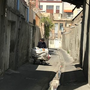 Mohsen Tanabande Instagram - . بيست و شش فروردين پنجاه و چهار تو اون خونه سمت چپيه ته كوچه من به دنيا اومدم همون در كرم رنگه البته بيمارستان فرح ولي بعد اوردنم اينجا . ميدان اعدام كوچه تخت پل روبروي بانك كارگشايي ميون اين همه كوچه كه به هم پيوسته كوچه قديمي ما كوچه بن بسته ......