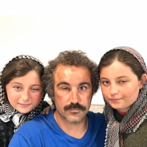 Mohsen Tanabande Instagram - .
ميگن توي شهر يه چشمي ها همه يا چشم چپ داشتند يا چشم راست،يه چشم همه نابينا بود اونايي كه چشم راست داشتند سمت راست شهر زندگي ميكردند و اونايي كه چشم چپ داشتند سمت چپ شهر،،چپيا و راستيا مدام با هم در جنگ بودند ،سرهمه چي ،حتي سر هيچي يه روز دعوا انقدر بالا گرفت كه با سنگ افتادند به جون هم باراني از سنگ از چپ به راست واز راست به چپ باريد انقدر زياد شد كه خورد به چشمهاي سالمشون و اهالي هر دو طرف به كل كور شدند و همه نابود،،
بياييد همديگه رو كور نكنيم ما كه دو چشم سالم نداريم حداقل يه لامپي كنار هم ادامه بديم.
ممنون و خداحافظ
فدايي دارين
نقي يه لامپي