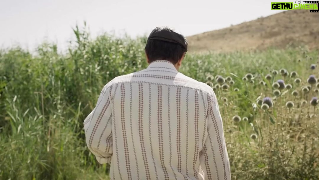 Mohsen Tanabande Instagram - حاتم میدونه داریم میریم دنبال یونس؟ قسمت پنجم سریال #رهایم_کن فردا ۸ صبح شما مخاطبان عزیز میتوانید عاشقانه «رهایم کن» را هر جمعه در فیلیمو بهصورت اختصاصی تماشا کنید. تهیهکننده: مجید مولایی کارگردان: شهرام شاهحسینی پیج رسمی سریال رهایم کن: @rahayamkon_series