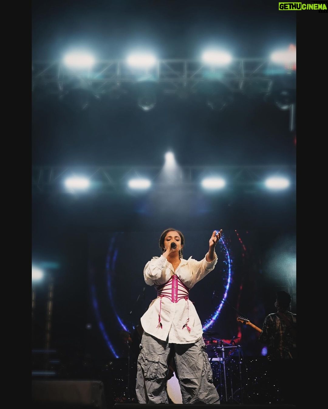 Monali Thakur Instagram - 💜💙🩵.. . . #monali #monalithakur #monalilive #2023 #music #emotions #adrenaline #bliss #indiadiaries