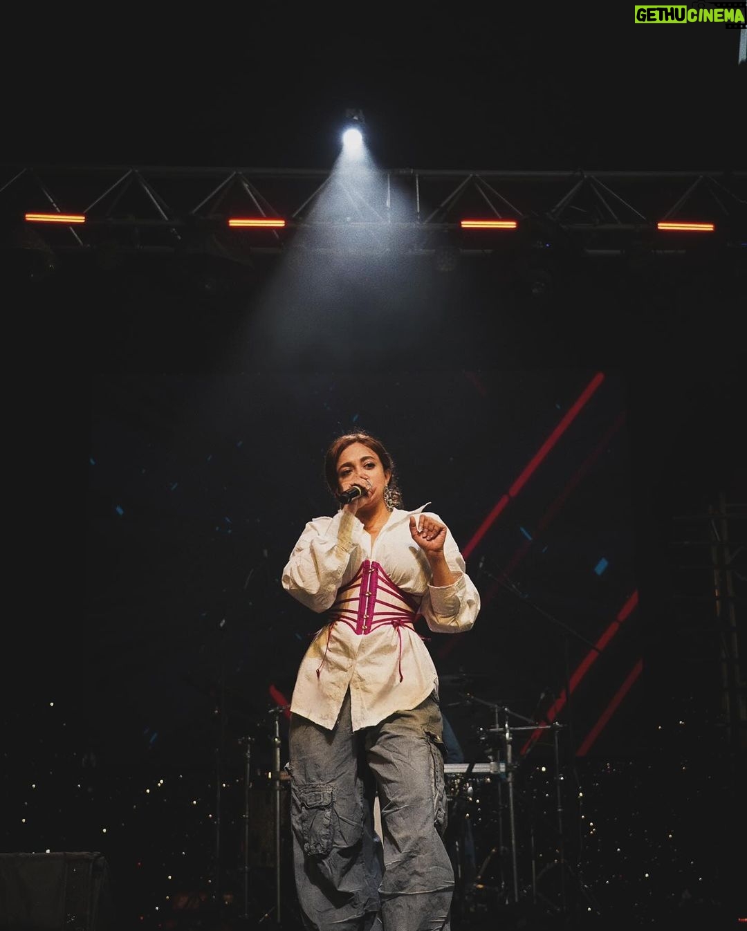 Monali Thakur Instagram - 💜💙🩵.. . . #monali #monalithakur #monalilive #2023 #music #emotions #adrenaline #bliss #indiadiaries