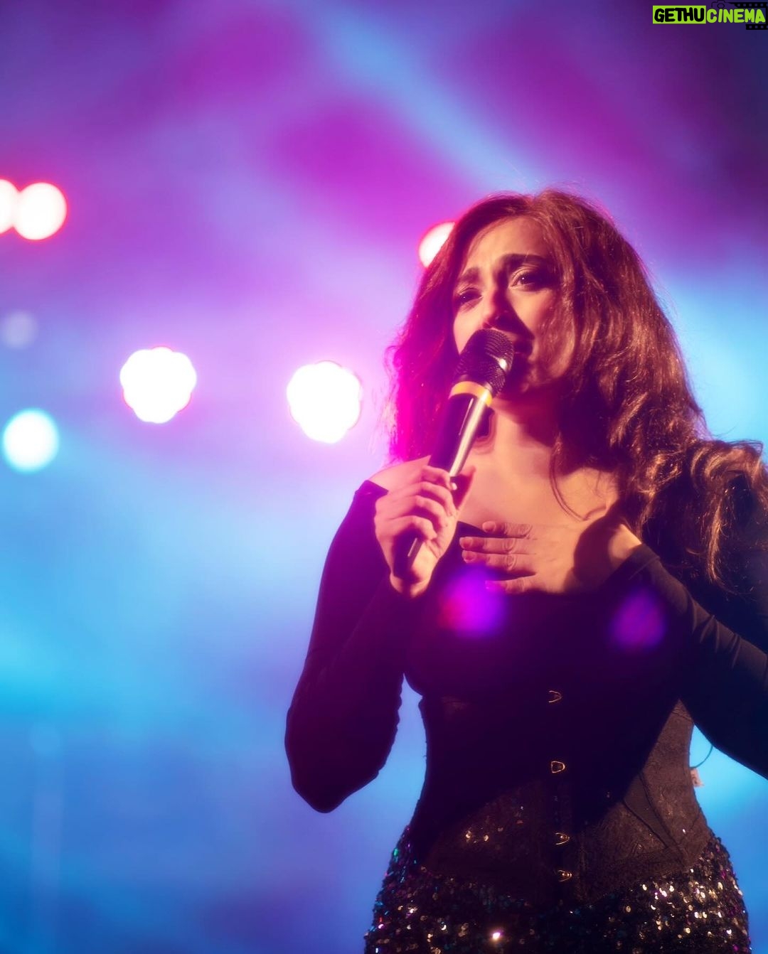 Monali Thakur Instagram - Moments always…🧡🤍 . . #monali #monalithakur #monalilive #indiadiaries #vocals #music #allthewayup
