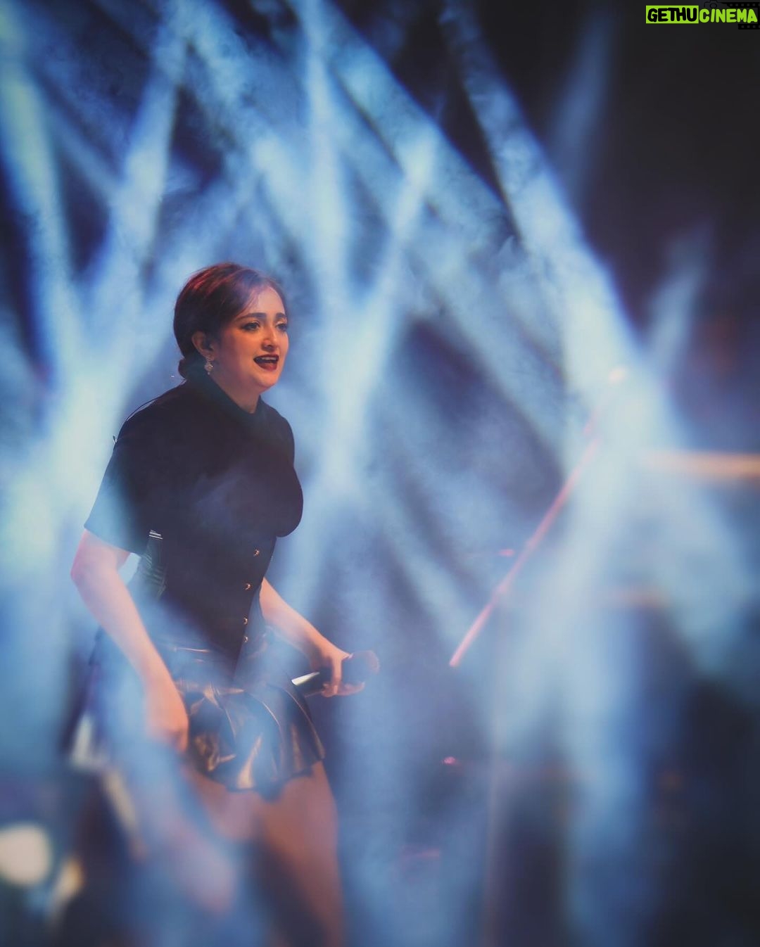 Monali Thakur Instagram - Moments always…🧡🤍 . . #monali #monalithakur #monalilive #indiadiaries #vocals #music #allthewayup
