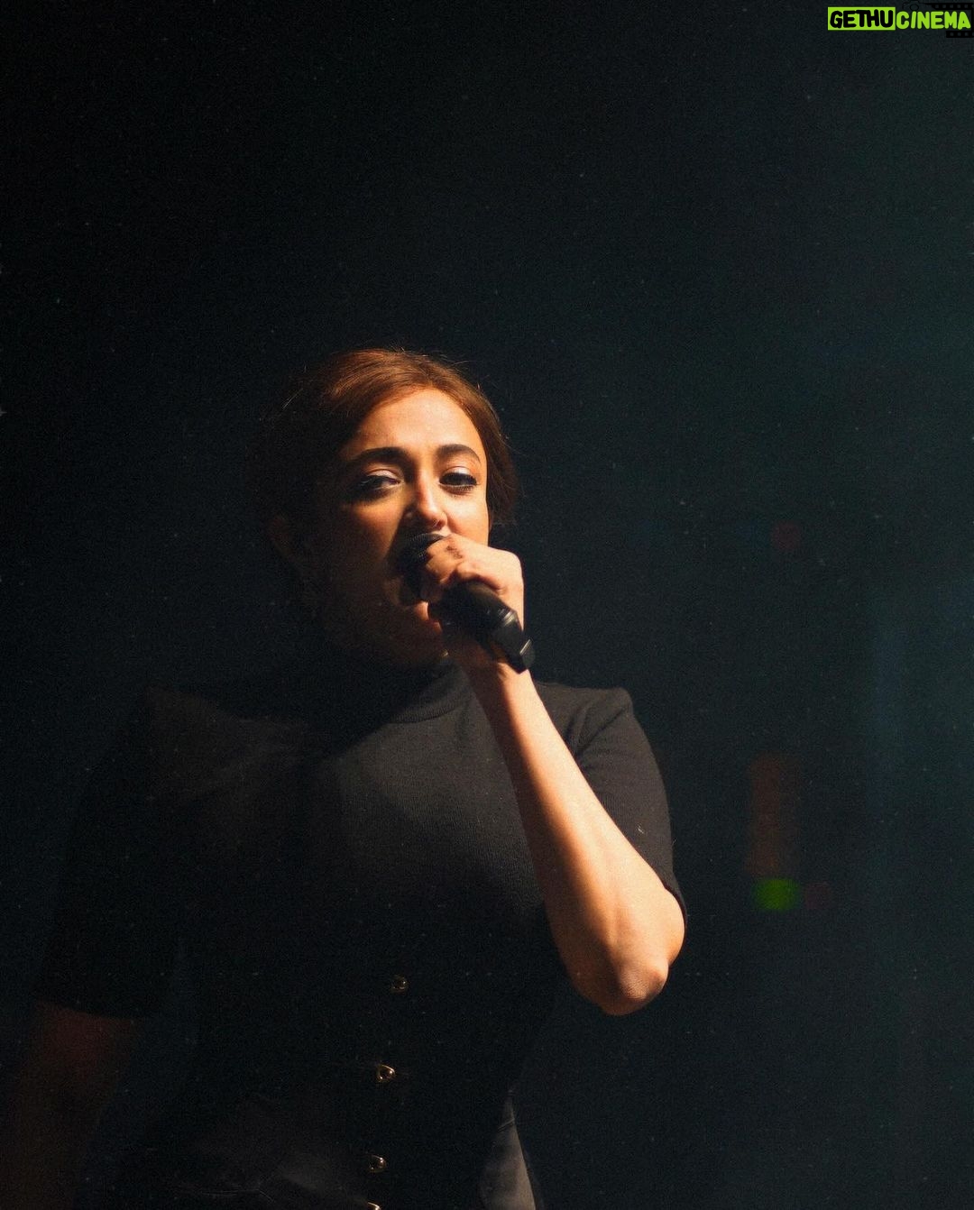 Monali Thakur Instagram - Moments always…🧡🤍 . . #monali #monalithakur #monalilive #indiadiaries #vocals #music #allthewayup