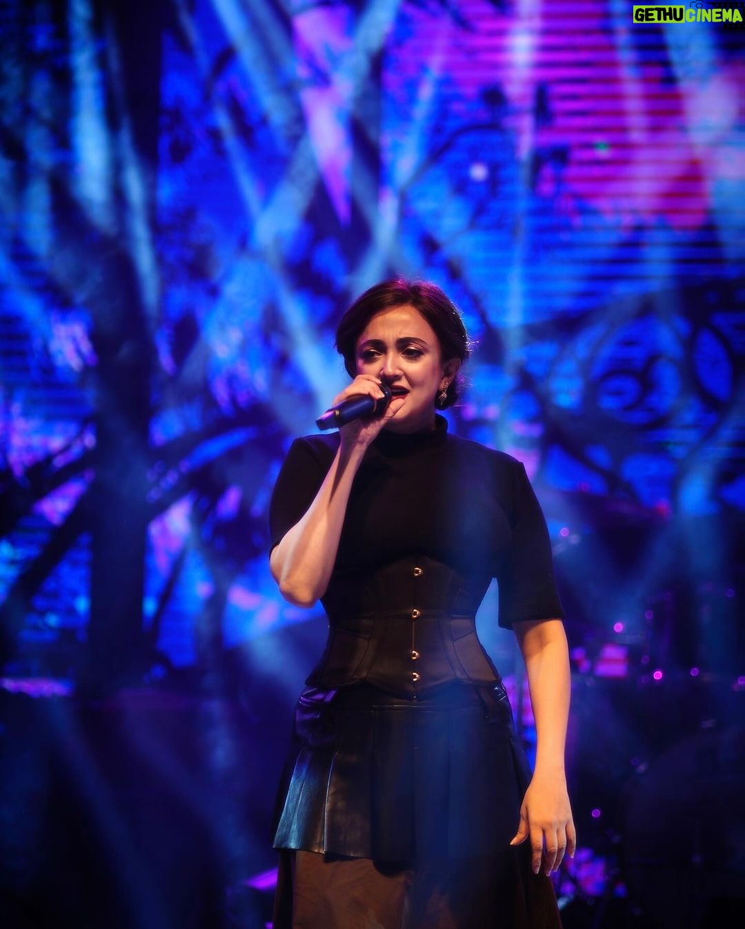 Monali Thakur Instagram - Moments always…🧡🤍 . . #monali #monalithakur #monalilive #indiadiaries #vocals #music #allthewayup