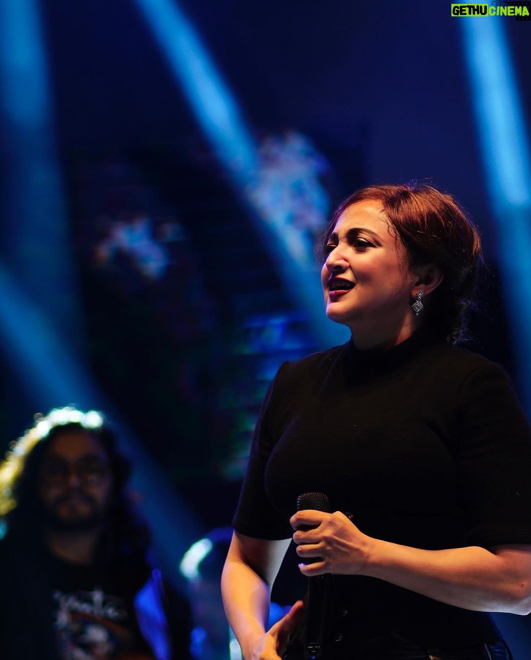 Monali Thakur Instagram - Moments always…🧡🤍 . . #monali #monalithakur #monalilive #indiadiaries #vocals #music #allthewayup