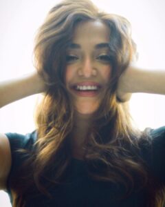 Monali Thakur Instagram - Hola..🩵 . . #monali #monalithakur #goodmorning #halo #softlight #candidphotography #justlikethat