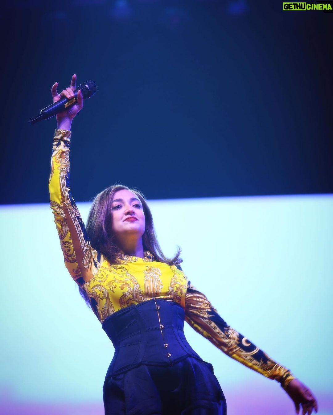 Monali Thakur Instagram - Hola!! More 🧡.. . . #monali #monalithakur #monalilive #indiadiaries #versace #agentprovocateur #corset #love #celebrating #life #mind #soul #music #emotions