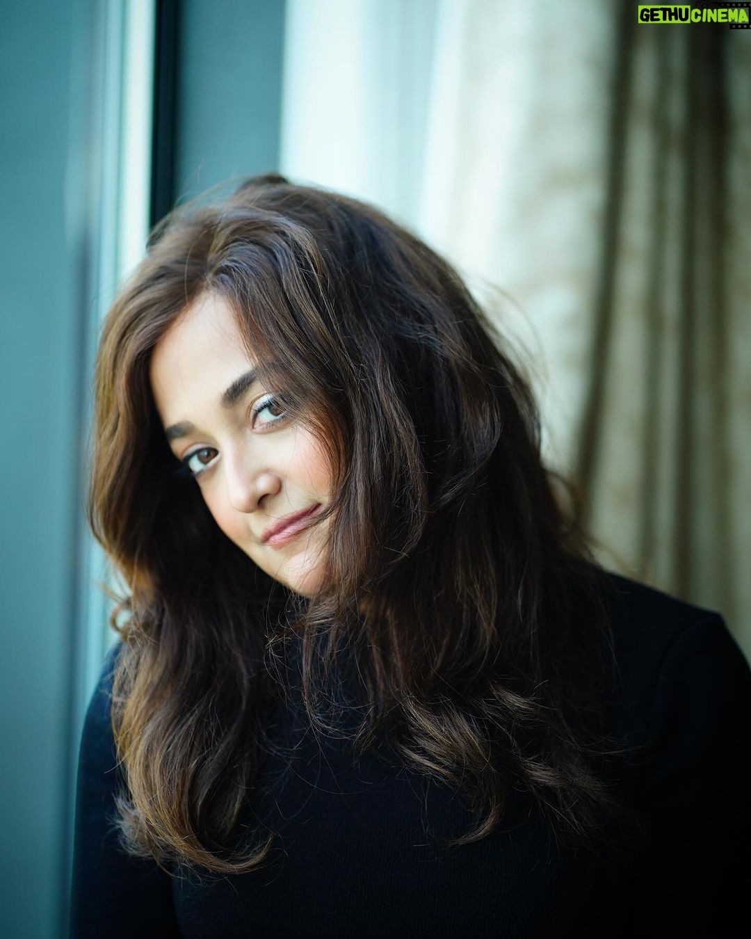 Monali Thakur Instagram - Moods.. . . #monali #monalithakur #candid #photoshoot #simplicity #real #calmness #peace . @anjanavaphotos
