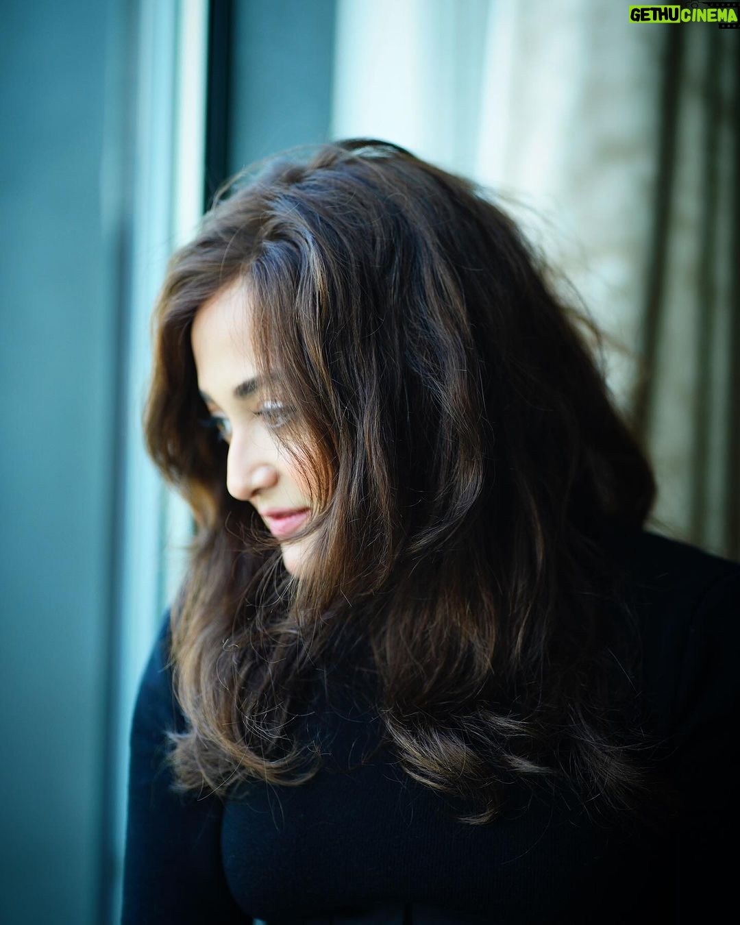 Monali Thakur Instagram - Moods.. . . #monali #monalithakur #candid #photoshoot #simplicity #real #calmness #peace . @anjanavaphotos