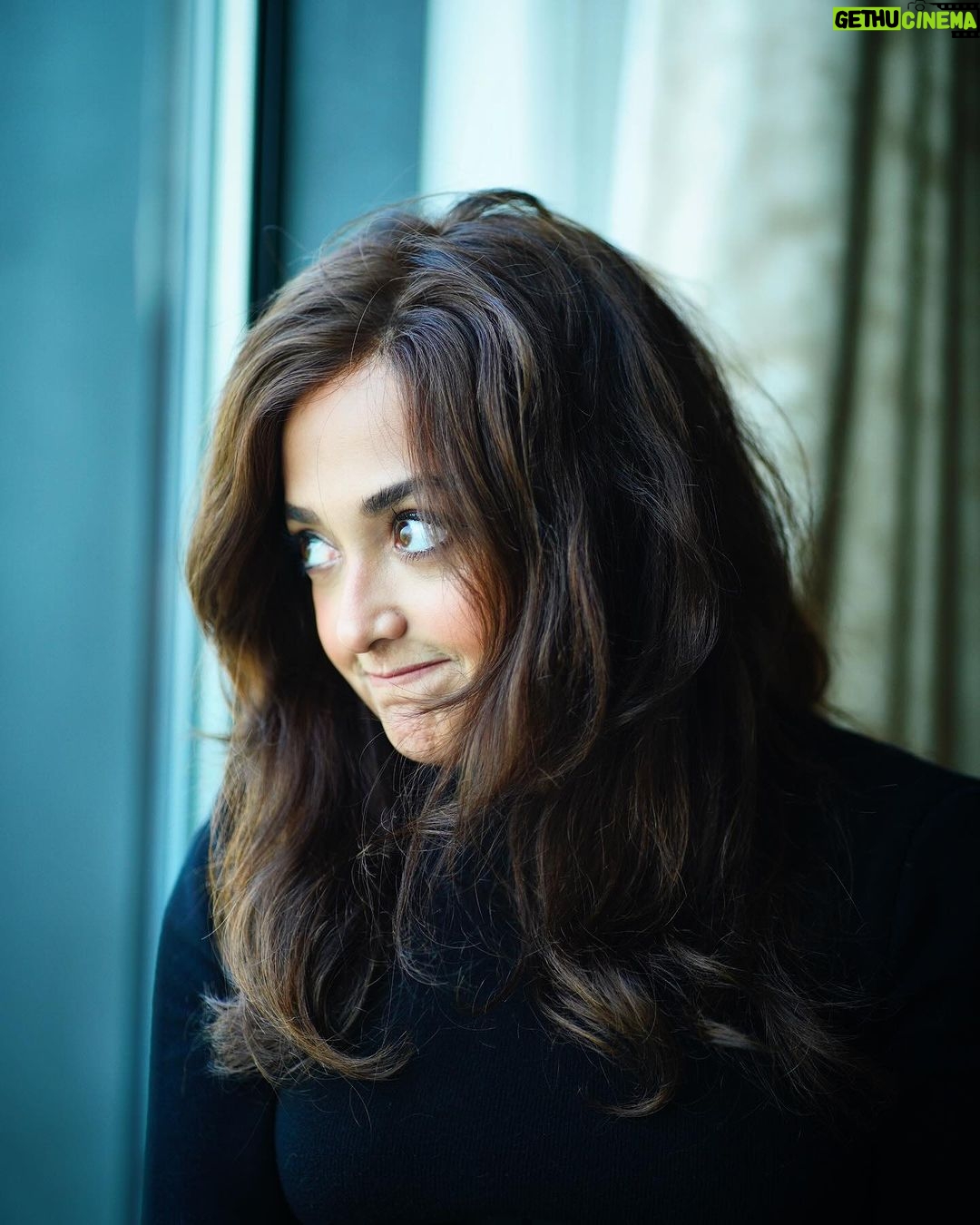 Monali Thakur Instagram - Moods.. . . #monali #monalithakur #candid #photoshoot #simplicity #real #calmness #peace . @anjanavaphotos
