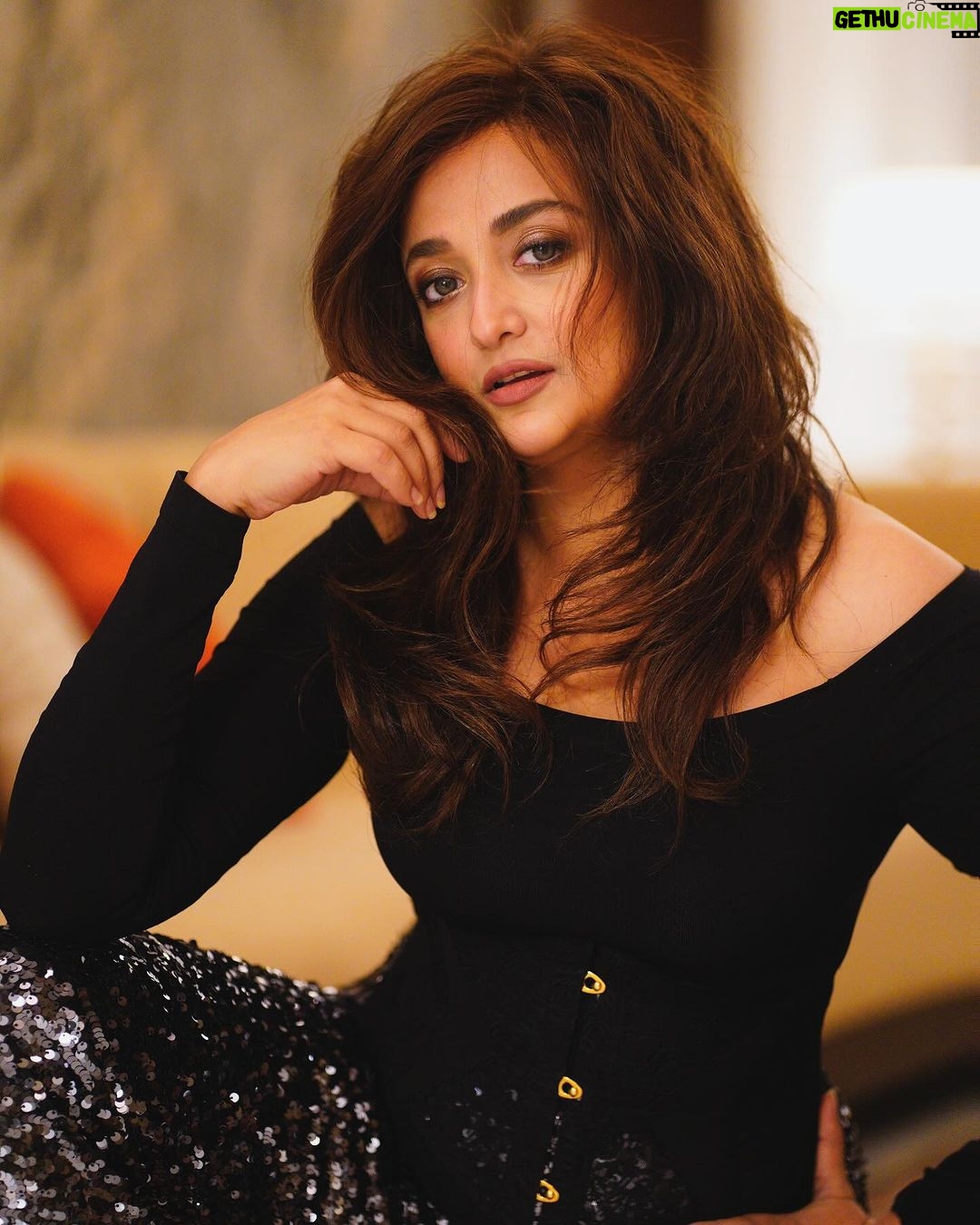 Monali Thakur Instagram - Pick your favourite ๐งก๐ค๐ง๐ปโโ๏ธ๐ธ.. . . #monali #monalithakur #shots #balenciaga #night #photoshoot #lookoftheday . @anjanavaphotos