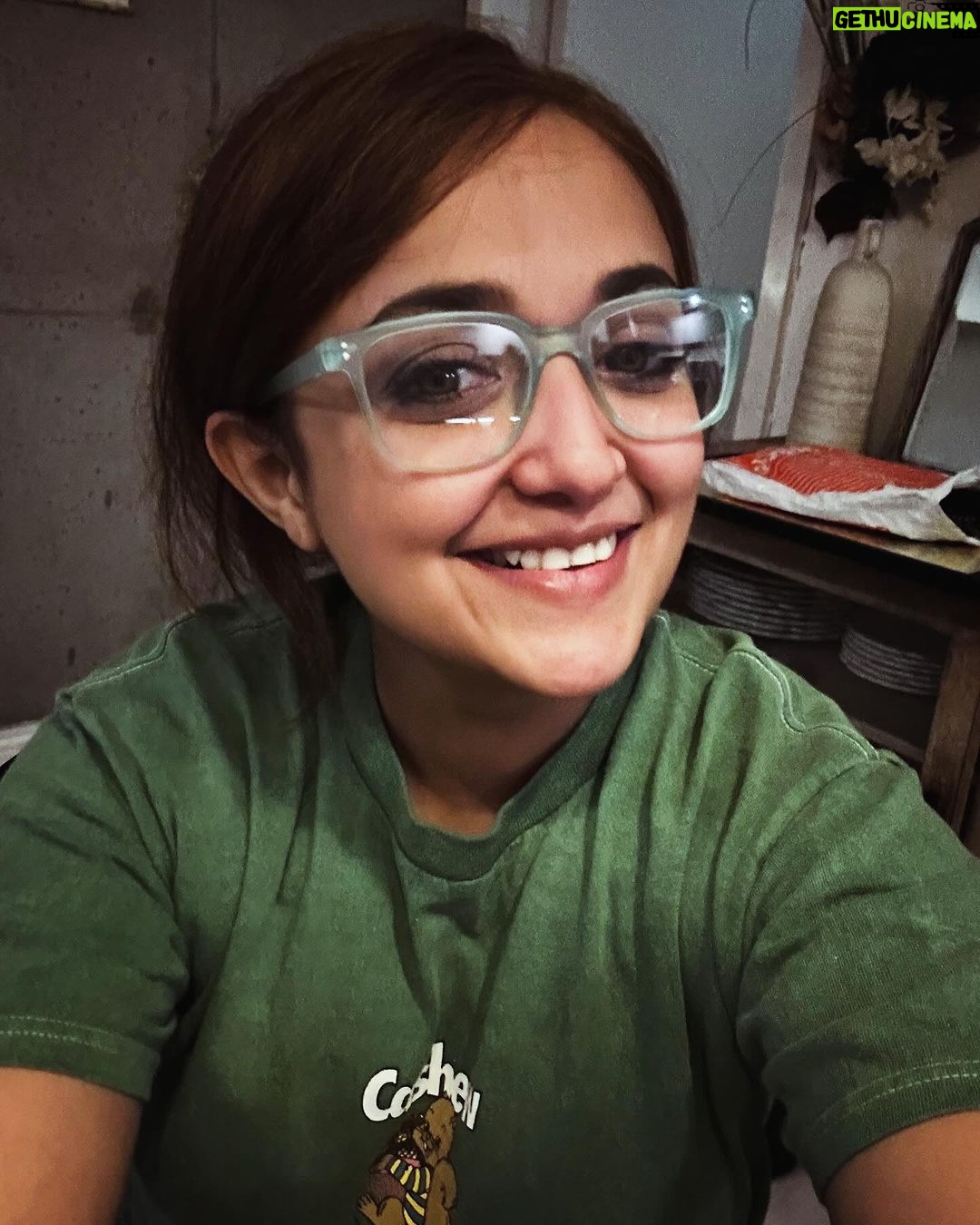 Monali Thakur Instagram - Before n After from last night! Pre gig, Post gig..ππ€π§π»ββοΈπΈ.. #monali #monalithakur #mumbai #livemusic #balenciaga #agentprovocateur #adrenalin #fashion #power #music #purelove #blessed