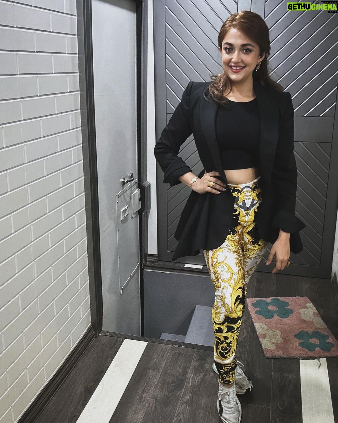 Monali Thakur Instagram - Ji..πΈπ§π»ββοΈππ»π€π.. . . #monali #monalilive #adrenalin #versace #night #indiatour #november #2023 #delhi