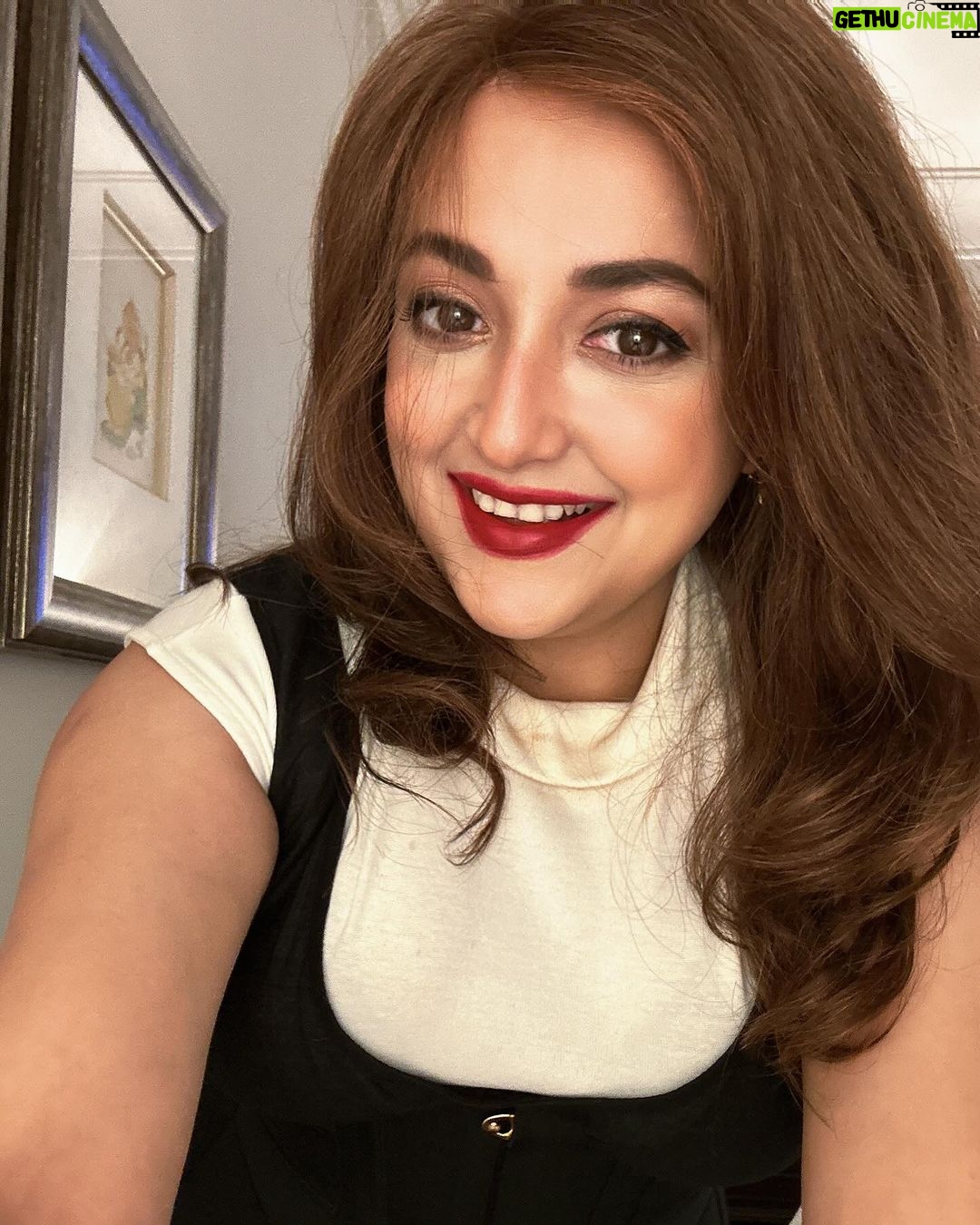 Monali Thakur Instagram - Pre gig photo dump πΈπ€π§π»ββοΈβ₯οΈπΊ.. . . #monali #monalithakur #monalilive #redlips #love #selfietime #cheers