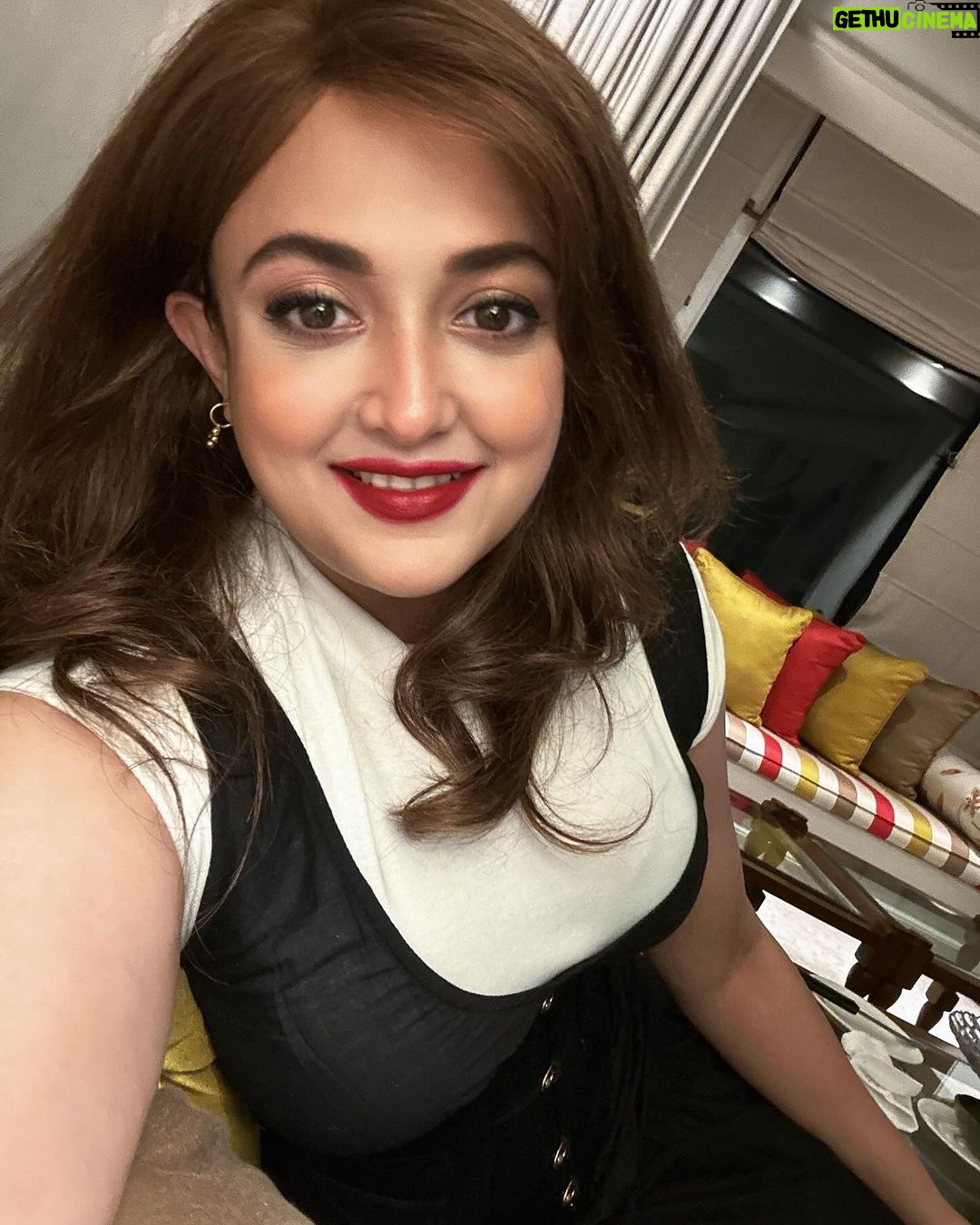 Monali Thakur Instagram - Pre gig photo dump πΈπ€π§π»ββοΈβ₯οΈπΊ.. . . #monali #monalithakur #monalilive #redlips #love #selfietime #cheers