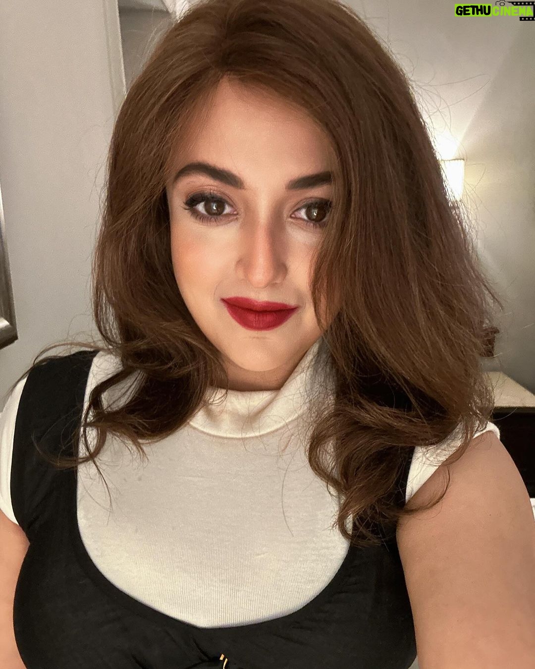 Monali Thakur Instagram - Pre gig photo dump πΈπ€π§π»ββοΈβ₯οΈπΊ.. . . #monali #monalithakur #monalilive #redlips #love #selfietime #cheers