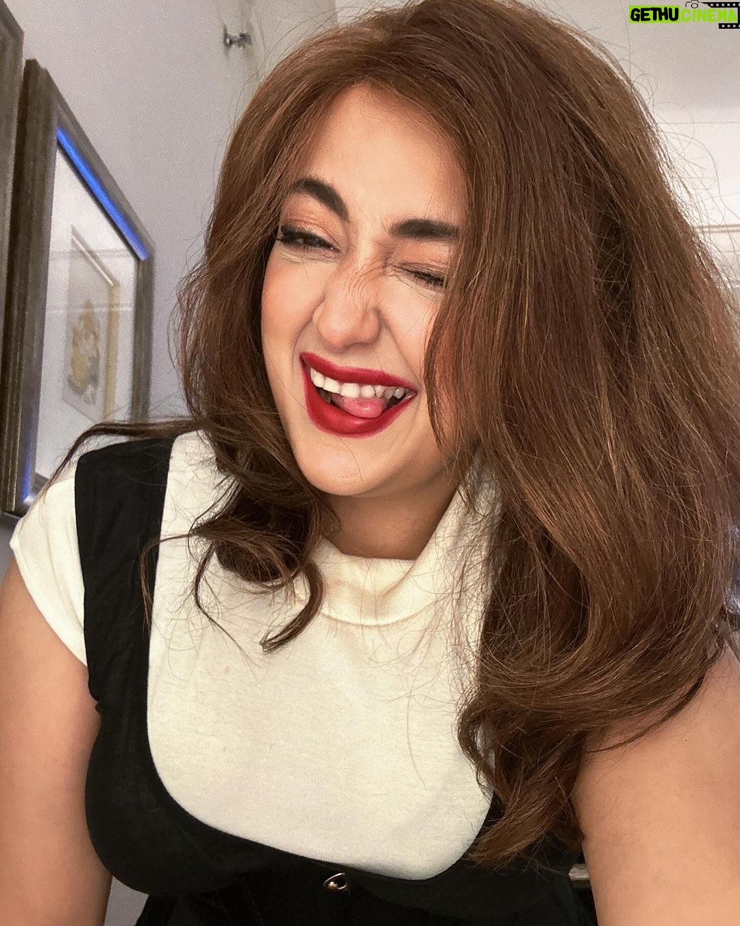 Monali Thakur Instagram - Pre gig photo dump πΈπ€π§π»ββοΈβ₯οΈπΊ.. . . #monali #monalithakur #monalilive #redlips #love #selfietime #cheers
