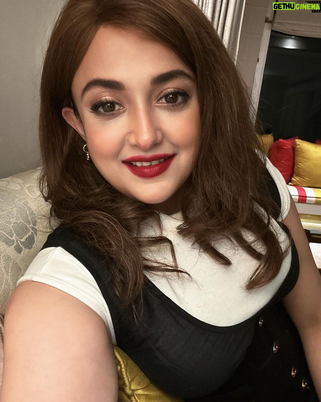 Monali Thakur Instagram - Pre gig photo dump πΈπ€π§π»ββοΈβ₯οΈπΊ.. . . #monali #monalithakur #monalilive #redlips #love #selfietime #cheers