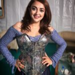 Monali Thakur Instagram - Green room moments! 🌺🌸♥️🤍🪔🧚🏻‍♀️💥✨🥰💥.. . . #monali #monalithakur #aboutlastnight #monalilive #diwali #celebrations #india #tour #diaries #love #always