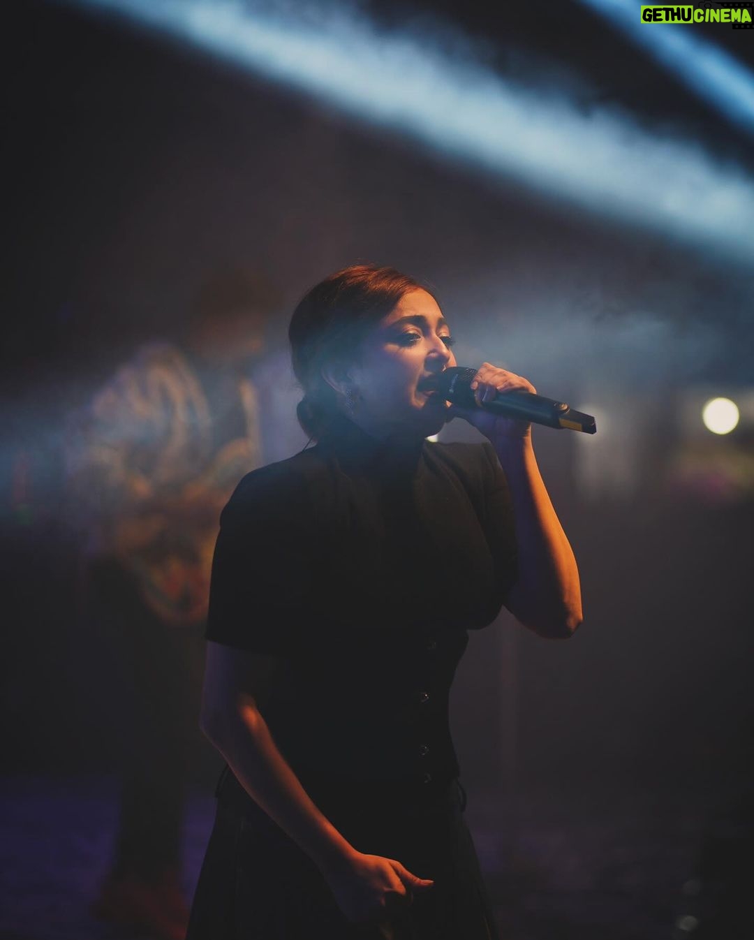 Monali Thakur Instagram - Moments always…🧡🤍 . . #monali #monalithakur #monalilive #indiadiaries #vocals #music #allthewayup