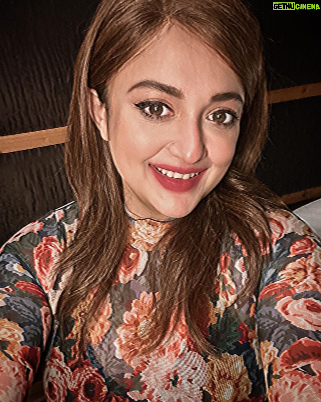 Monali Thakur Instagram - The world of vhs.. 📺 . . #monali #monalithakur #selfietime #indiapictures #owningit #livingit #hola