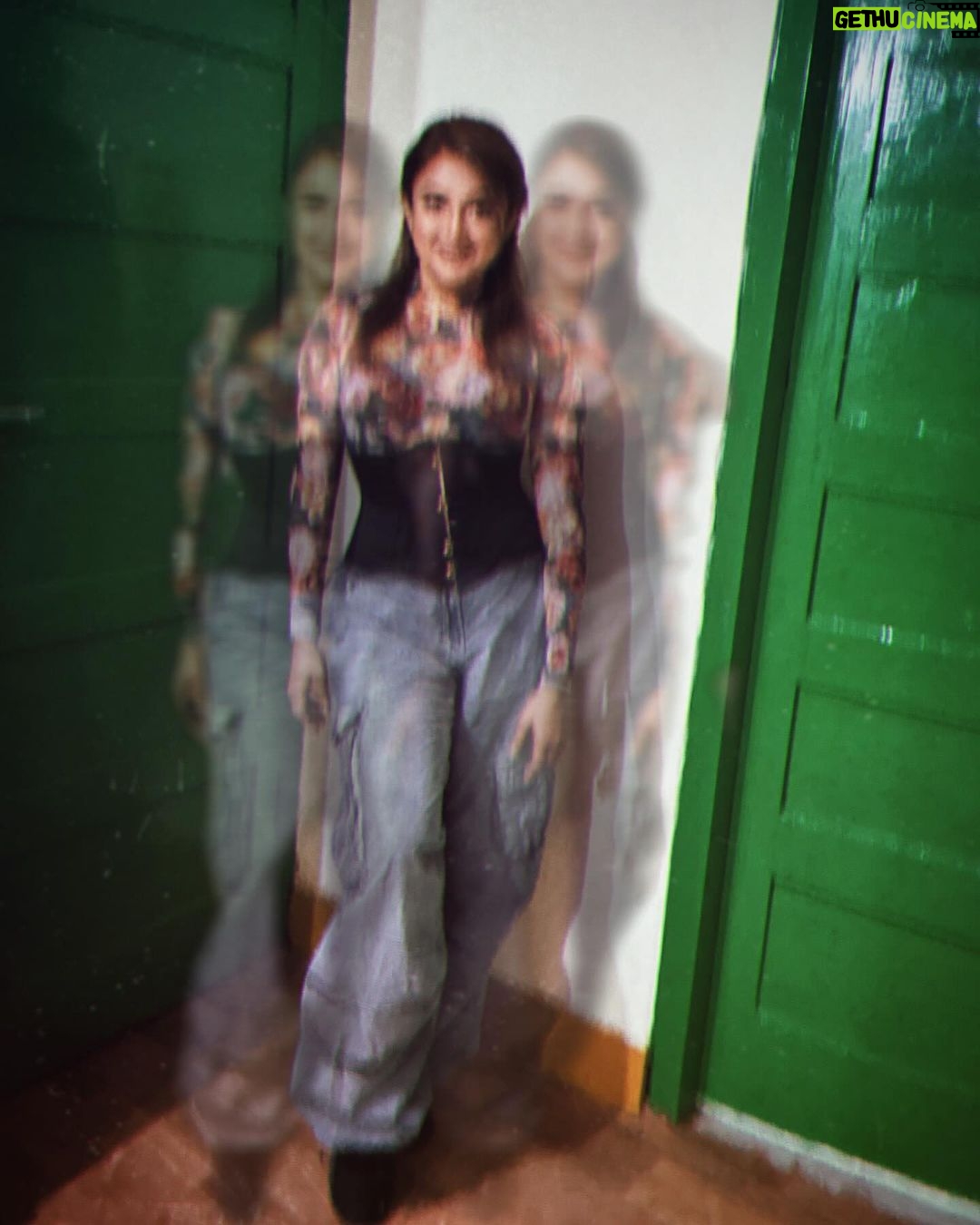 Monali Thakur Instagram - Blurring the lines 🧚🏻♀️😋.. . . #monali #monalithakur #monalilive #indiadiaries #lovemyjob #entertainer #creator #performer