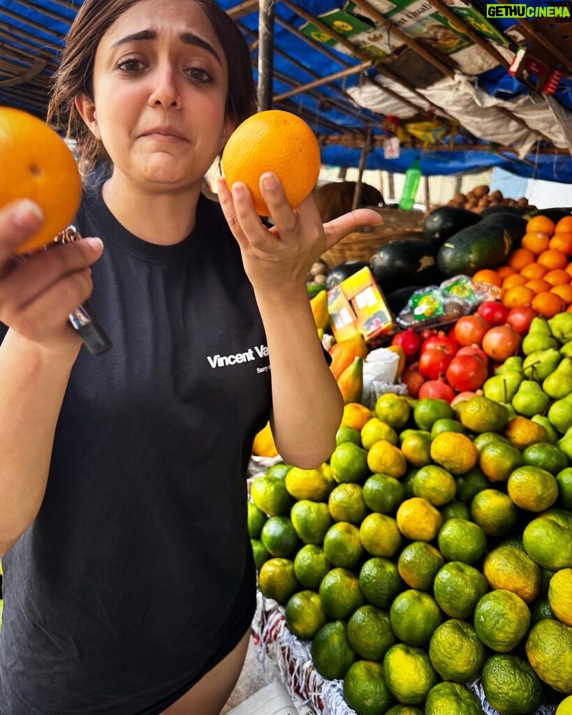 Monali Thakur Instagram - The kinda life me likes.. as diverse as possible.. fruit-full life.. literally.. one of the good mornings..🌸.. . . #monali #monalithakur #fruits #morning #market #postworkout #happiness #my #kinda #balance