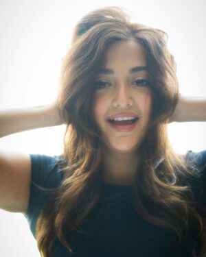 Monali Thakur Instagram - Hola..🩵
.
.
#monali #monalithakur #goodmorning #halo #softlight #candidphotography #justlikethat