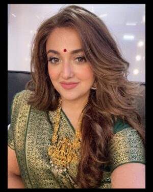 Monali Thakur Instagram - Something happy happy is brewing up for this Pujo..🤍🌸🧚🏻‍♀️..
.
.
#monali #monalithakur #indiandiaries #indianavatar #shoot #festivals