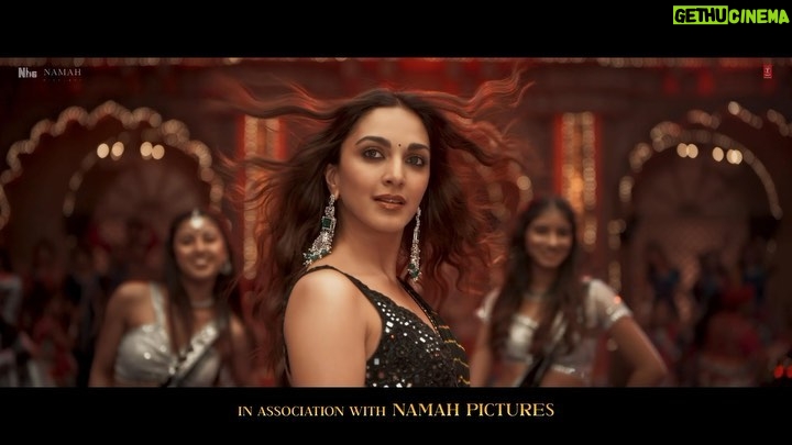 Monali Thakur Instagram - Sajjke sawarke aaye dhoom dhaam se! 💥 Leke #RaatBaaki! Song out now 🤍✨ #SajidNadiadwala #SatyaPremKiKatha @kartikaaryan @kiaraaliaadvani @sameervidwans @shareenmantri @arora.kishor @karandontsharma @kamera002 @vijayganguly @nadiadwalagrandson @namahpictures @wardakhannadiadwala @gajrajrao #SupriyaPathakKapur @randeria_siddharth @shikhatalsania @rajpalofficial @anooradha_patel @meetbrosofficial @monalithakur03 @piyushmehroliyaa @Kumaarofficial #BhushanKumar @tseries.official @penmovies