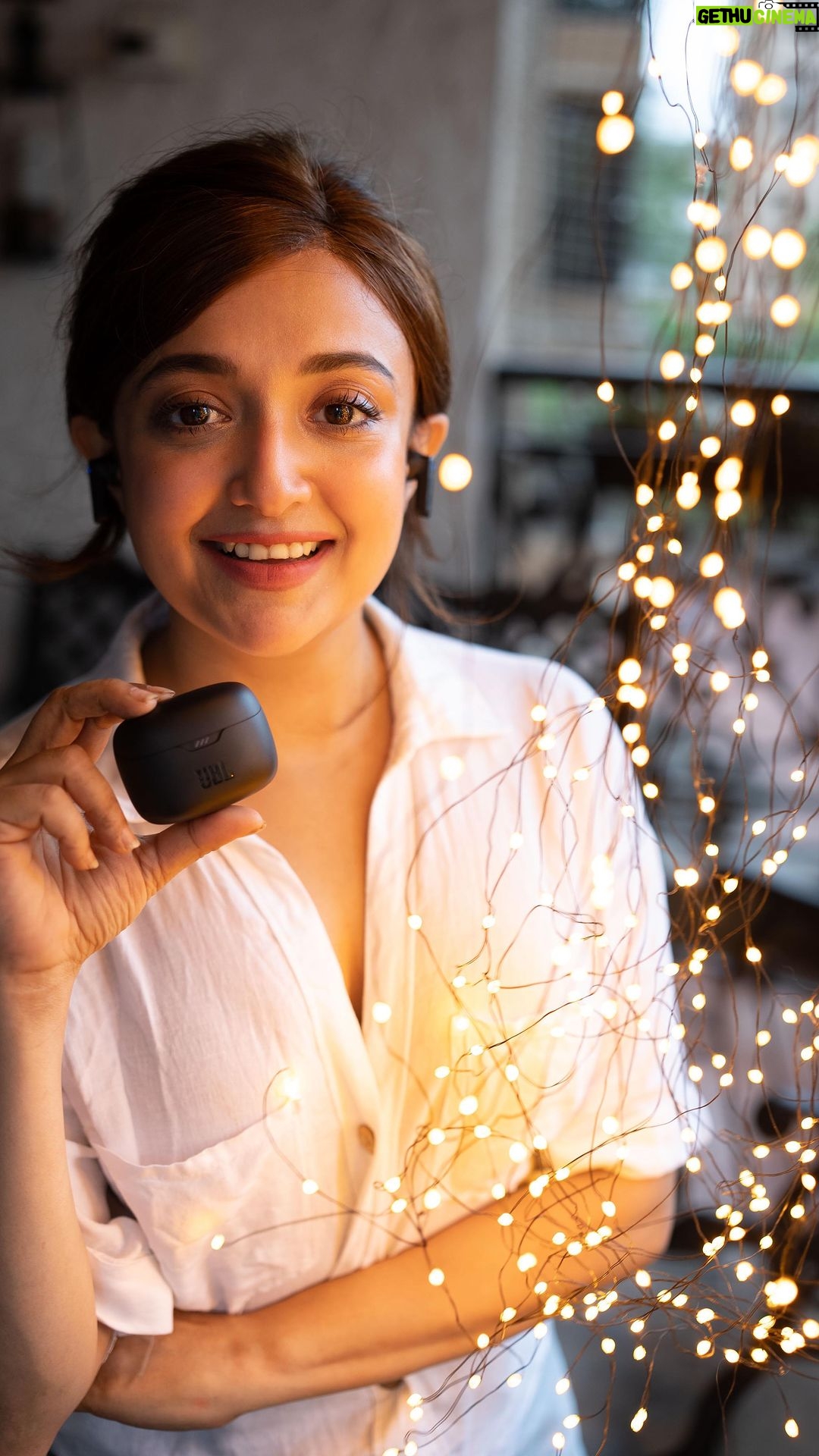 Monali Thakur Instagram - With Perfect Sound comes great responsibility to create Perfect New Tunes ππ Watch me take the #JBLTuneChallenge as I #TuneIntoPerfectSound in every way - with the music that I create and the one that I hear - with the all new JBL Tune Series Earbuds, launching this World Music Day, 21st June, 2023 π I now nominate all of you and @srushtinahitohkaun for the #JBLTuneChallenge. P.S. Tune Into Perfect Sound NOW with the all new JBL Tune Buds and the JBL Tune Beam. They sound πππ #WorldMusicDay #TuneIntoPerfectSound #MuteTheWorld #JBLTuneSeries #Music #MusicIsLove #TWS #LoveForMusic #MonaliThakur #Musician
