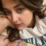 Monali Thakur Instagram - Bimaar Aatma tried to get ready n work.. but failed.. back to the bed..🙇🏻‍♀️.. . . #monalithakur #monali #resting #days #bed #recovery #stupid #pollution #hello #all