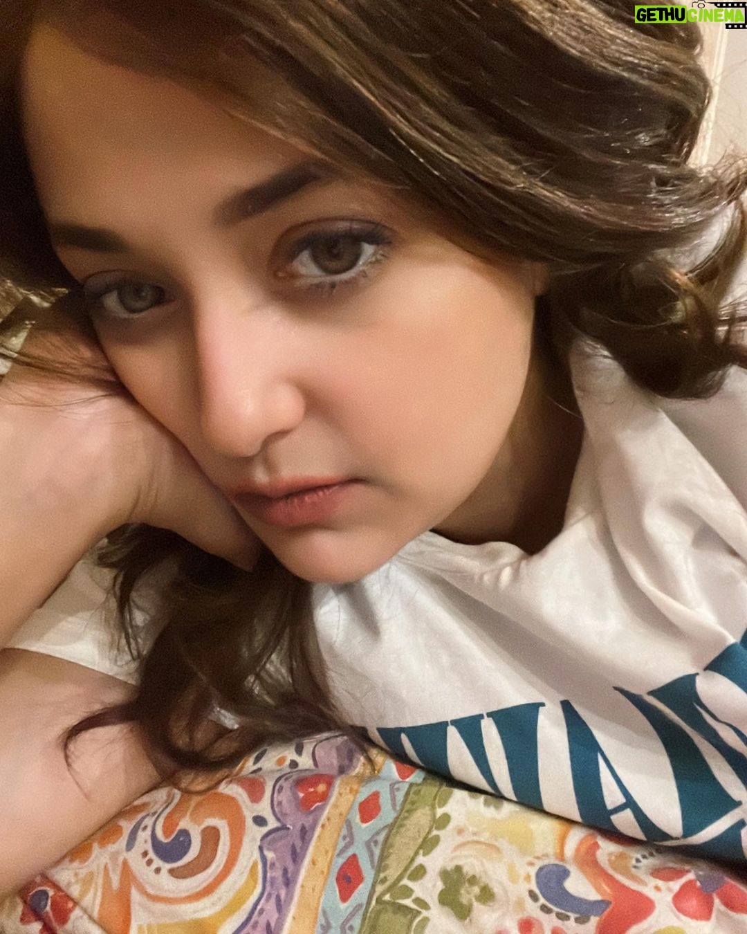 Monali Thakur Instagram - Bimaar Aatma tried to get ready n work.. but failed.. back to the bed..🙇🏻♀️.. . . #monalithakur #monali #resting #days #bed #recovery #stupid #pollution #hello #all