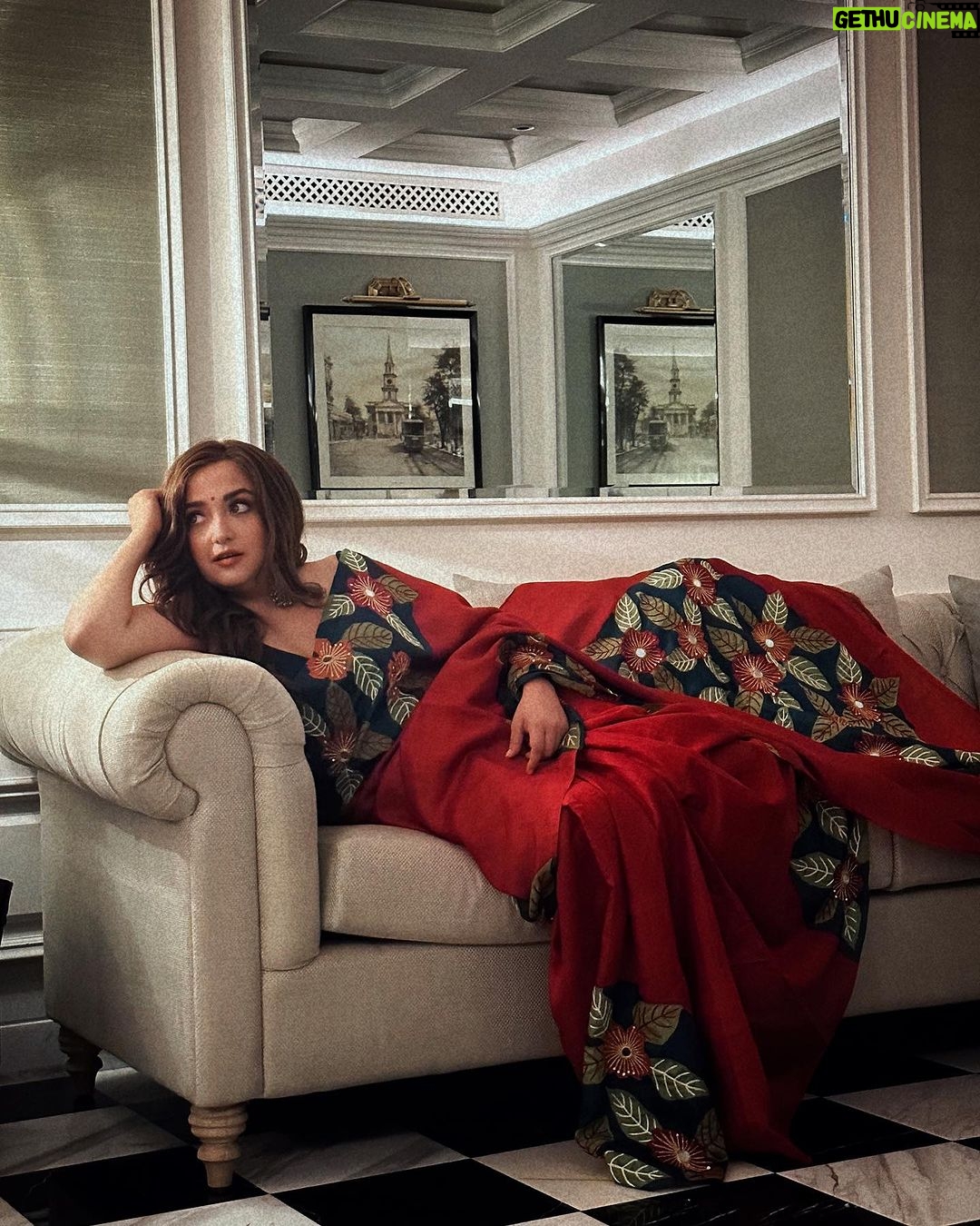 Monali Thakur Instagram - π€π§π»ββοΈπΈβ¦ observing!.. . . . #monali #monalithakur #calm #anchored #indian #avatar #photoshoot #bts