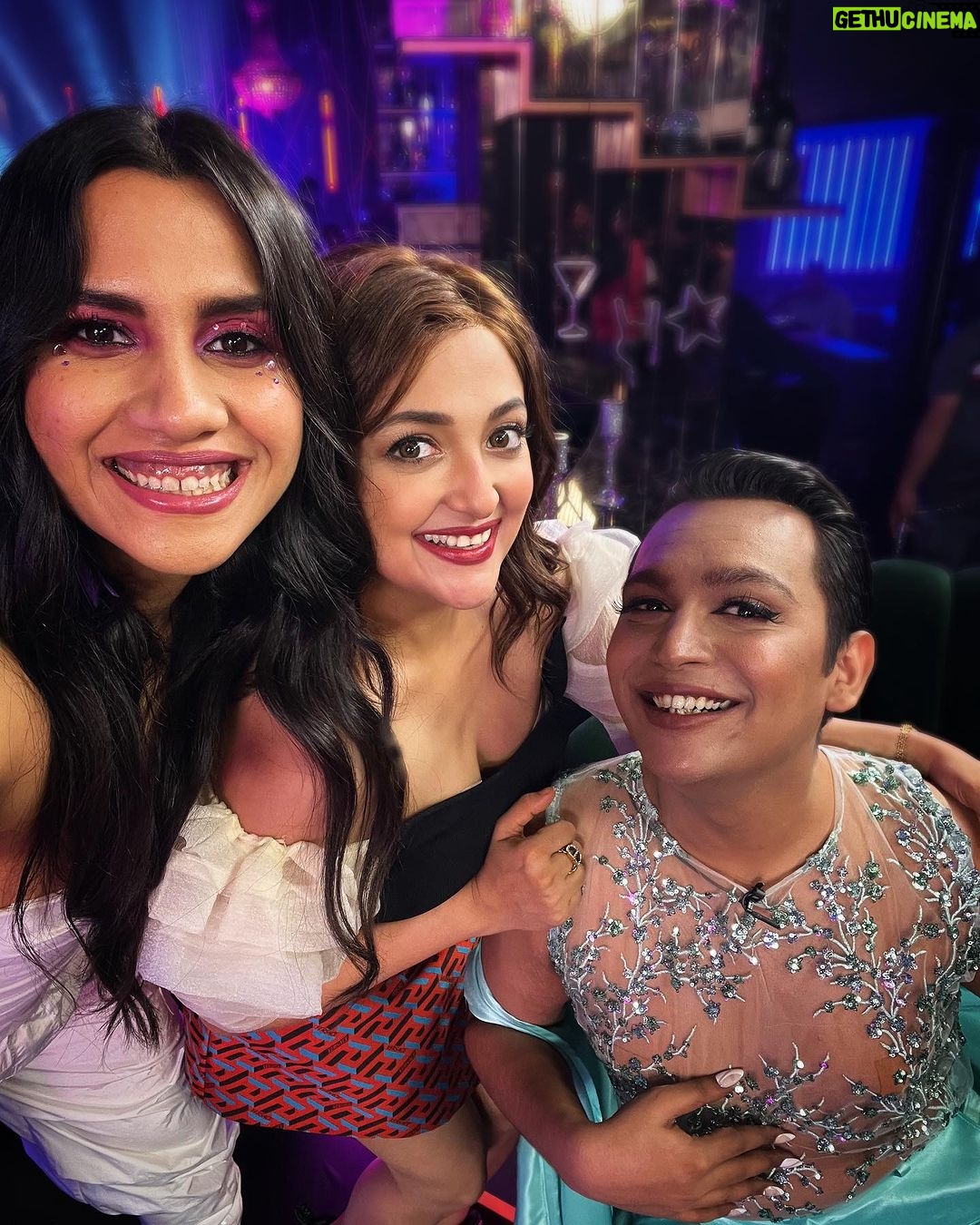 Monali Thakur Instagram - đ watch us in a crazy banter with @renil.abraham on @amazonminitv @amazonprime talk show #byinviteonly season 3. I speak so fast đđ.. @nikhitagandhiofficial đ . . #monali #monalithakur #talkshow #fun #vodka #banter #indian #amazonprime #amazonminitv