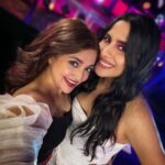 Monali Thakur Instagram - 😛 watch us in a crazy banter with @renil.abraham on @amazonminitv @amazonprime talk show #byinviteonly season 3. I speak so fast 🙈😝.. @nikhitagandhiofficial 😘 . . #monali #monalithakur #talkshow #fun #vodka #banter #indian #amazonprime #amazonminitv