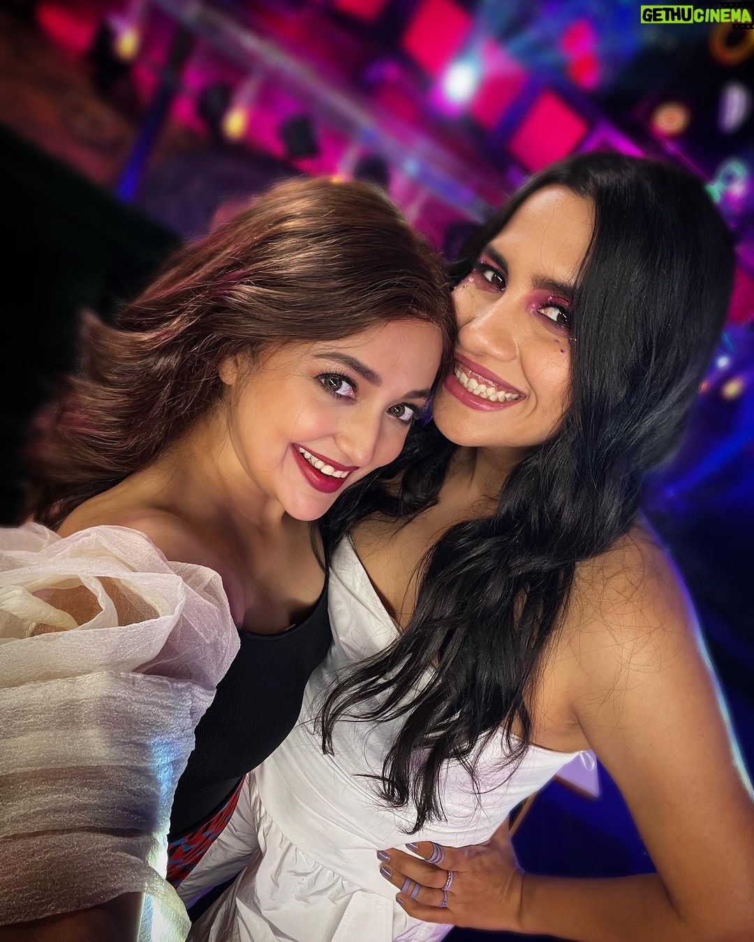 Monali Thakur Instagram - đ watch us in a crazy banter with @renil.abraham on @amazonminitv @amazonprime talk show #byinviteonly season 3. I speak so fast đđ.. @nikhitagandhiofficial đ . . #monali #monalithakur #talkshow #fun #vodka #banter #indian #amazonprime #amazonminitv