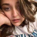 Monali Thakur Instagram - Bimaar Aatma tried to get ready n work.. but failed.. back to the bed..🙇🏻‍♀️.. . . #monalithakur #monali #resting #days #bed #recovery #stupid #pollution #hello #all