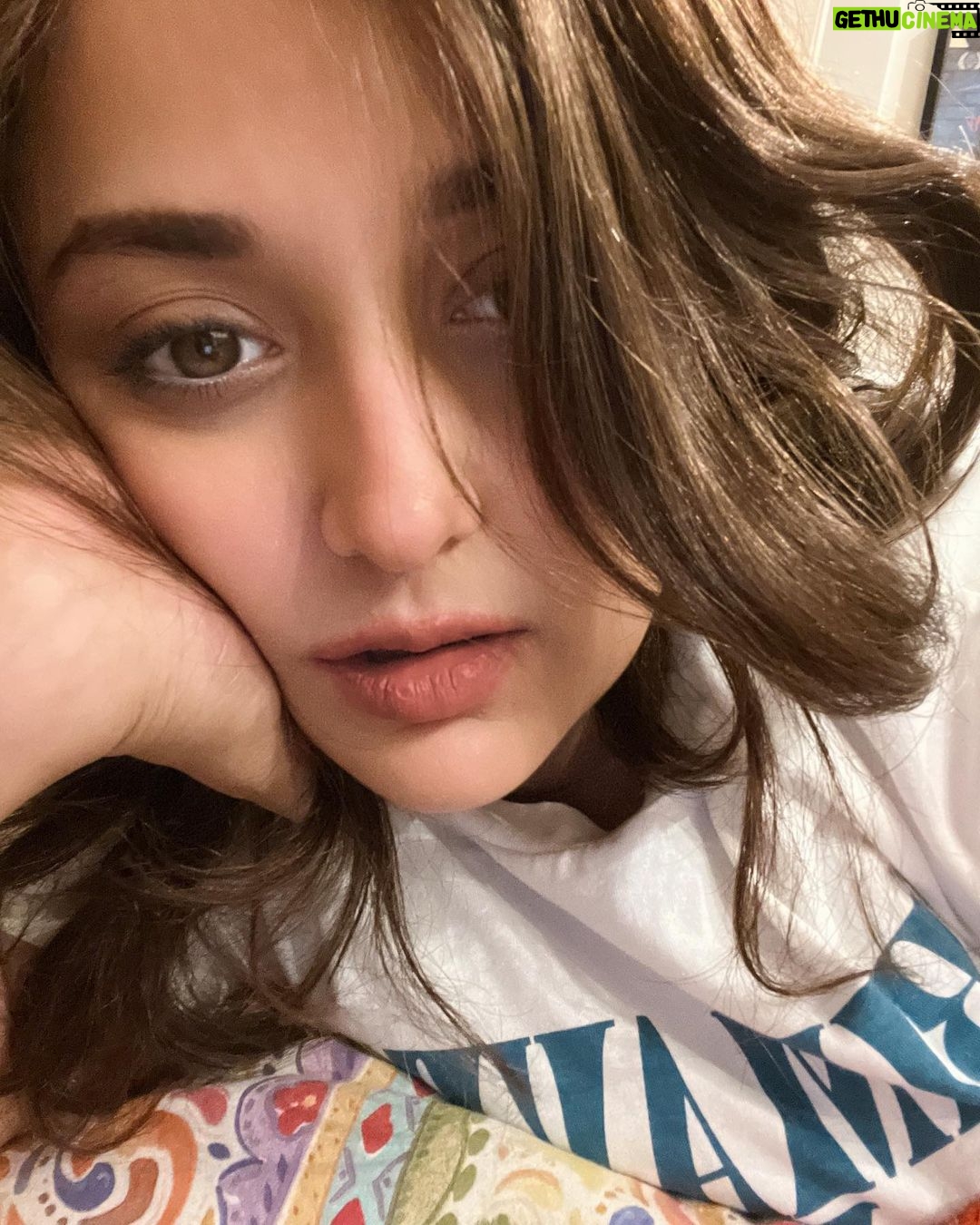 Monali Thakur Instagram - Bimaar Aatma tried to get ready n work.. but failed.. back to the bed..🙇🏻♀️.. . . #monalithakur #monali #resting #days #bed #recovery #stupid #pollution #hello #all