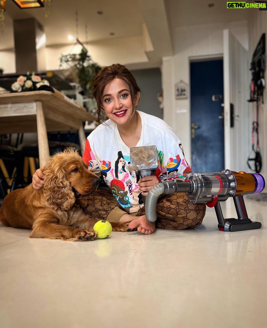 Monali Thakur Instagram - Aki is not a fan of going to the groomers but wants to look handsome- like always !! Found a sneaky way to groom him at home where he is most comfortable with a few treats 😉 The Dyson pet grooming kit has been a game changer for my best boy and I 🐾 @dyson_india #DysonIndia #DysonPetGroomkit #DysonHome #gifted #monali #monalithakur