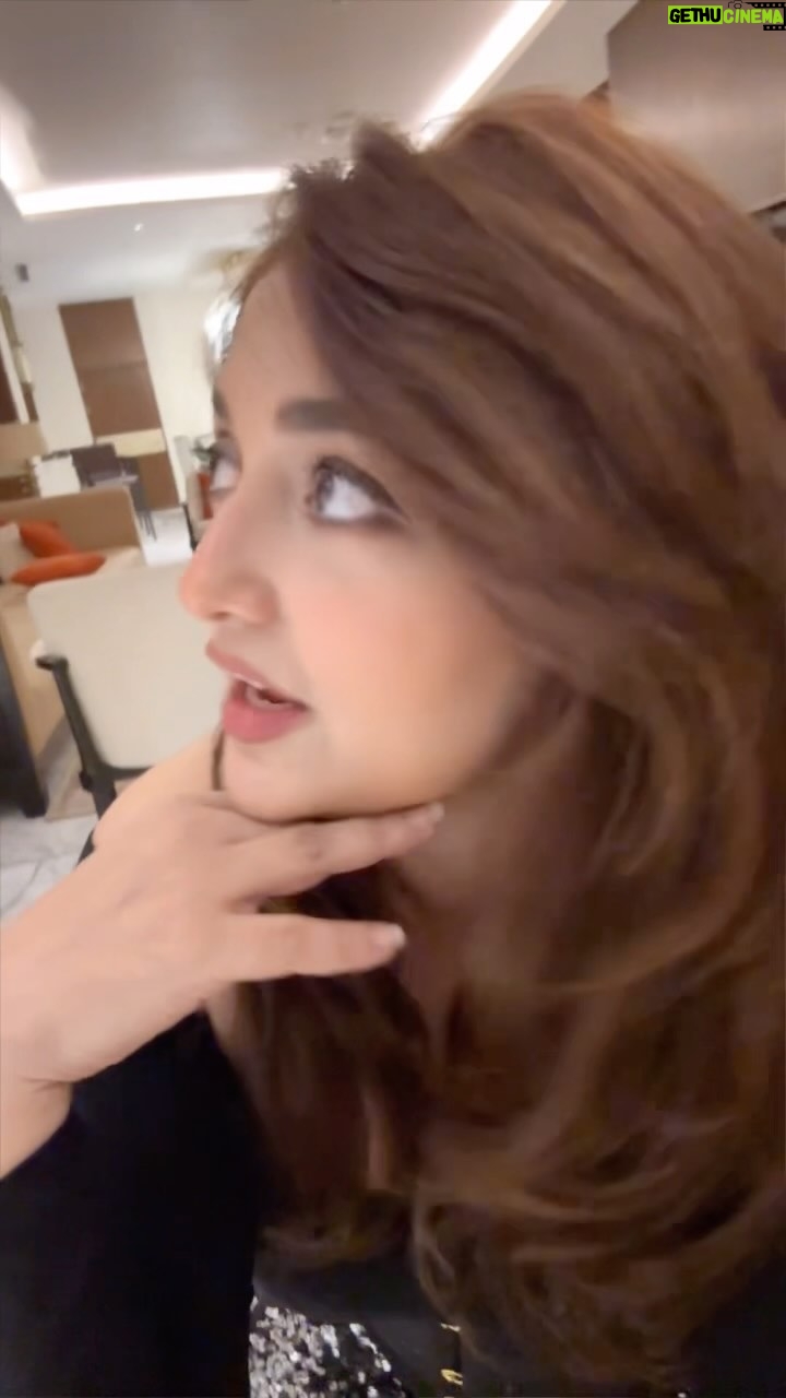 Monali Thakur Instagram - Pre gig banter out of boredom! ππΈπ§‘π§π»ββοΈ.. . . #monali #monalithakur #monalilive #indiadiaries #music #adrenaline #power #love
